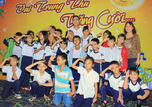 Vợ chồng Thanh Thúy đưa con đi chơi Trung thu - 6