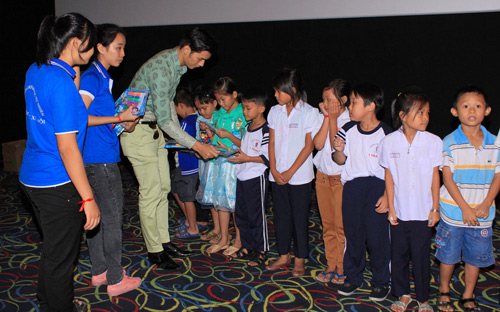 Vợ chồng Thanh Thúy đưa con đi chơi Trung thu - 7