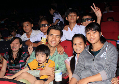 Vợ chồng Thanh Thúy đưa con đi chơi Trung thu - 8