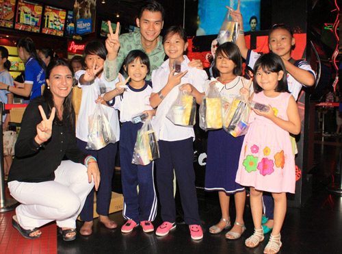 Vợ chồng Thanh Thúy đưa con đi chơi Trung thu - 9