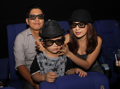 Vợ chồng Thanh Thúy đưa con đi chơi Trung thu - 5