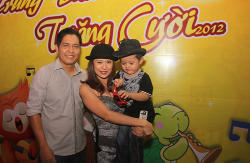 Vợ chồng Thanh Thúy đưa con đi chơi Trung thu - 2