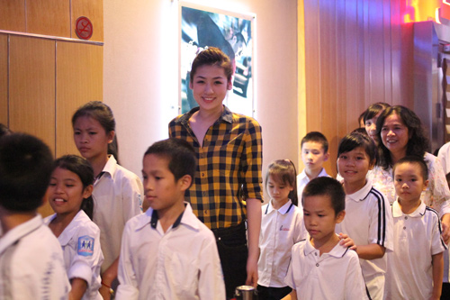 Vợ chồng Thanh Thúy đưa con đi chơi Trung thu - 10