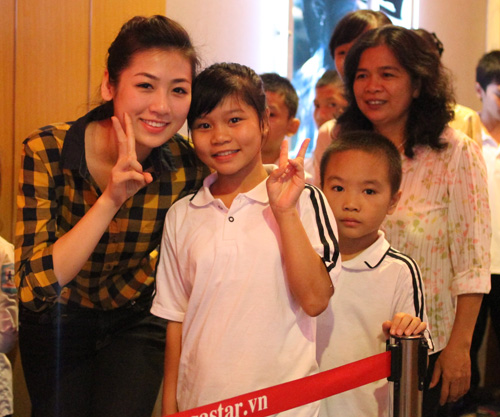 Vợ chồng Thanh Thúy đưa con đi chơi Trung thu - 11