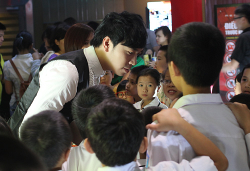 Vợ chồng Thanh Thúy đưa con đi chơi Trung thu - 12