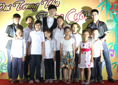 Vợ chồng Thanh Thúy đưa con đi chơi Trung thu - 13