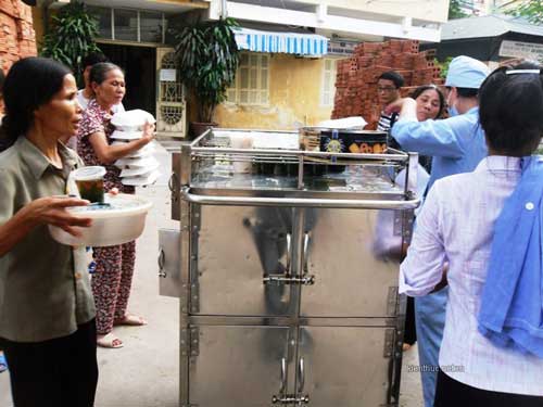 BV Bạch Mai bị tố ép bệnh nhân mua cơm - 2