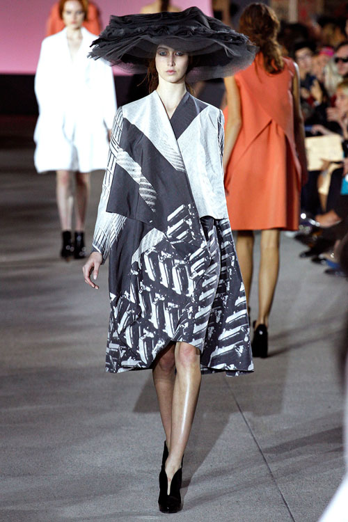 Dấu ấn văn hóa Nhật ở sàn catwalk Paris - 9