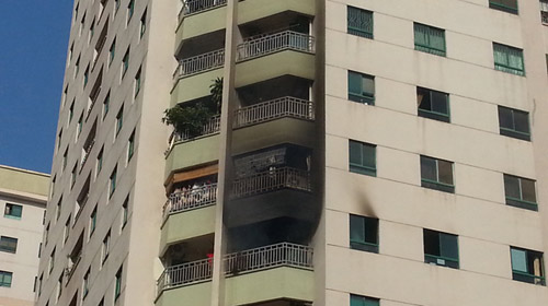 Cháy căn hộ tầng 7, hàng trăm người chạy loạn - 1