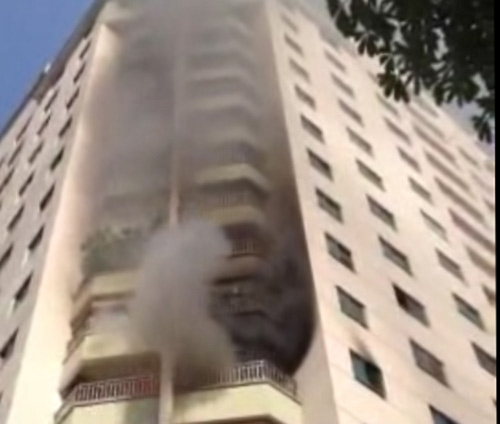 Cháy căn hộ tầng 7, hàng trăm người chạy loạn - 2