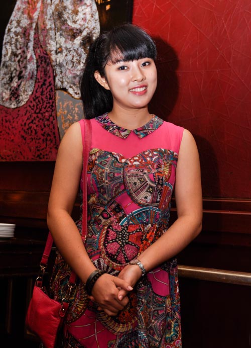 Hương Giang khoe lưng thon nữ tính - 8