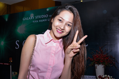 Bảo Anh rạng rỡ đi xem phim giữa tâm bão - 1