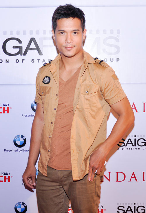 Bảo Anh rạng rỡ đi xem phim giữa tâm bão - 16