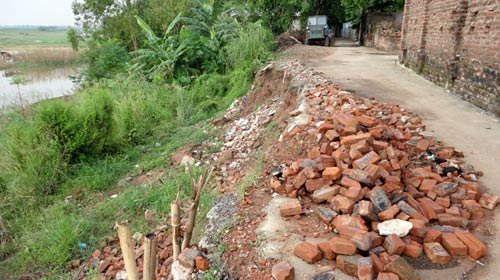 Kè tiền tỉ vừa khánh thành đã sạt lở - 1