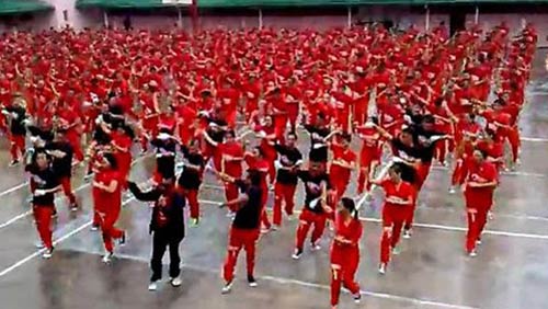 Sốt với clip 1.000 tù nhân nhảy Gangnam Style - 1