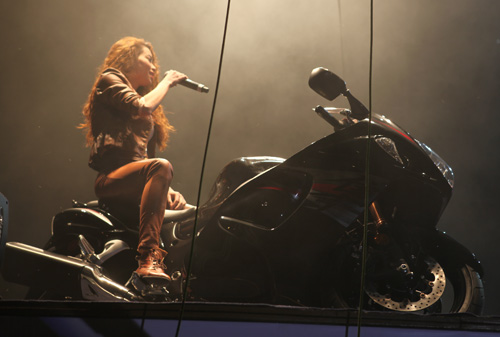 Hồ Ngọc Hà vũ đạo trên lưng “chim ưng” - 3