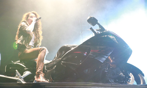 Hồ Ngọc Hà vũ đạo trên lưng “chim ưng” - 10