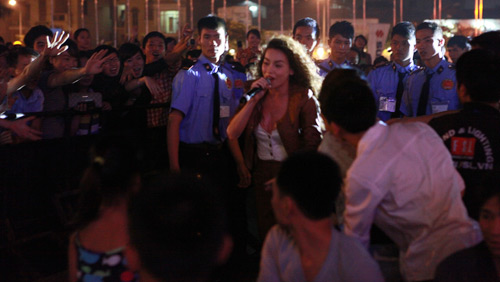 Hồ Ngọc Hà vũ đạo trên lưng “chim ưng” - 12