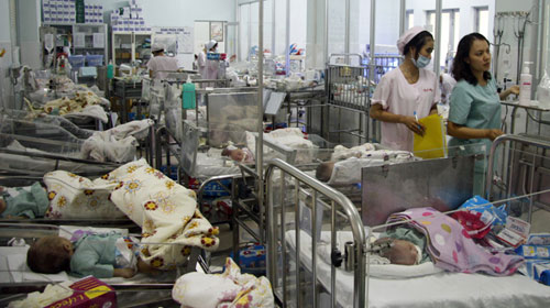 Quá tải “rồng con”: Tràn ngập bệnh nhi - 1