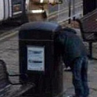 Phi thường - kỳ quặc - Kẹt đầu trong thùng rác