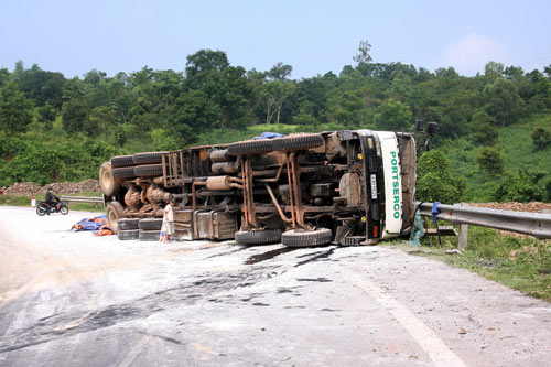 Xe tải lật nhào, dân ào ra hôi của - 1