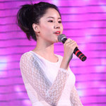 Hoa khôi Facelook 2011 trổ tài ca hát