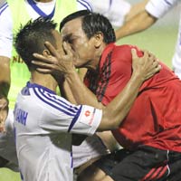 Bóng đá - Sốc với nụ hôn đồng giới thầy trò ở giải U21 Báo Thanh Niên