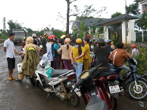 Cán bộ trại giam chết treo trên cây - 2