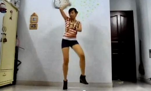 Chân dài nhảy Gangnam Style trong phòng ngủ - 1