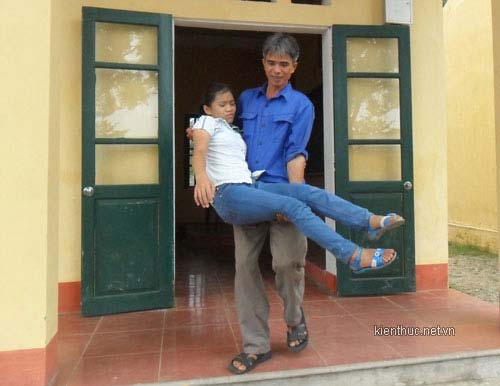Cha 9 năm cõng con bại liệt đi tìm chữ - 2
