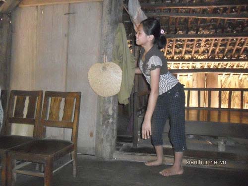 Cha 9 năm cõng con bại liệt đi tìm chữ - 5