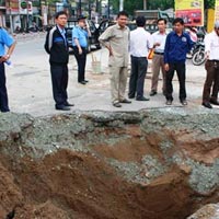 Tin tức Việt Nam - TP.HCM: Xuất hiện “hố tử thần” sâu 2 mét