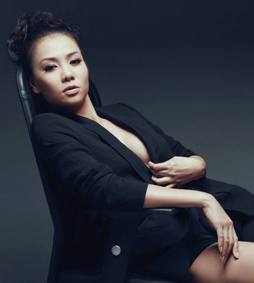 10 khe ngực "chật chội" của showbiz Việt - 2