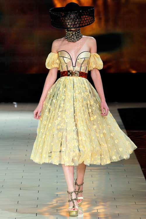 Nàng tiên ong đầy sắc của McQueen - 1
