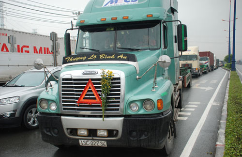 Kẹt xe 7 giờ liên tục trên xa lộ Hà Nội - 2