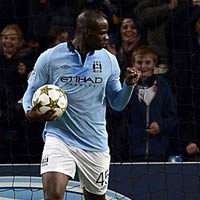 Bóng đá - Video: Balotelli "trả thù" Weidenfeller