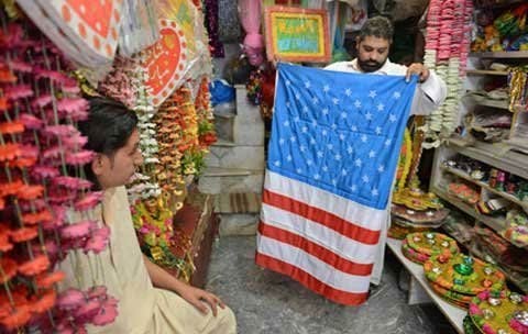 Pakistan: Kiếm bội tiền nhờ bán cờ Mỹ - 1