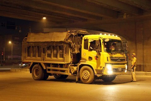 Xem CSGT bóc mẽ "chiêu trò" của lái xe - 11