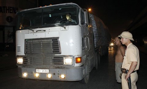 Xem CSGT bóc mẽ "chiêu trò" của lái xe - 3