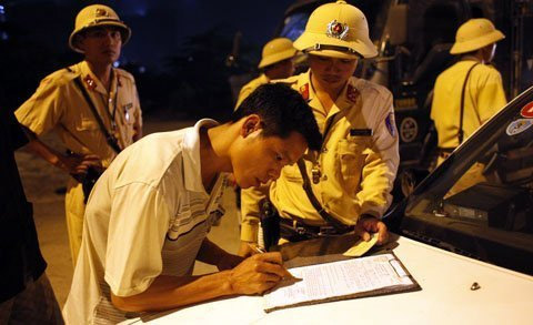 Xem CSGT bóc mẽ "chiêu trò" của lái xe - 4