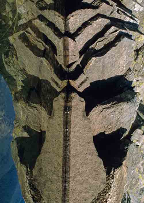 Khuôn mặt bí ẩn phản chiếu trên núi đá - 5