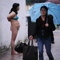 Phi thường - kỳ quặc - Hồn nhiên cởi đồ trên phố