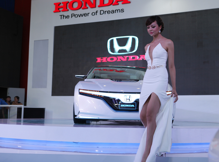 Những chân dài xuất hiện trong gian hàng của Honda tại Vietnam Motor Show 2012 mang một vẻ đẹp thuần Việt, và vô cùng đằm thắm.