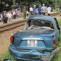 Pháp luật - Tàu hỏa đâm thẳng ô tô, cả nhà thoát chết