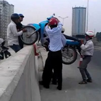Tin tức trong ngày - "Dịch vụ" vác xe máy qua dải phân cách ở HN
