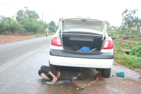 Hàng loạt xe chết máy vì xăng pha nước? - 2