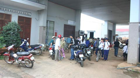 Hàng loạt xe chết máy vì xăng pha nước? - 3