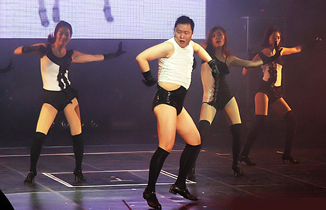 
Psy may mắn với cú hit Gangnam Style sôi động, dễ nhớ, nhớ học theo. Từ đây, rất đông khán giả trên thế giới mới tìm hiểu thêm về anh.