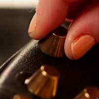 Bí quyết mặc đẹp - Tự làm túi đinh tán đẹp như hàng hiệu