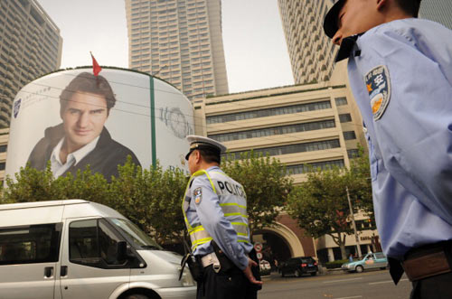 Đội vệ sỹ hùng hậu tháp tùng Federer - 3